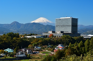 高層ビルと富士の画像