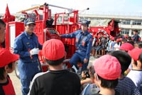 小学生の質問に回答中の画像