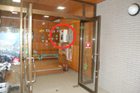 AED相和幼正面玄関入口の画像
