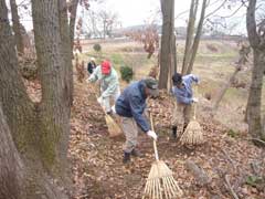 林間散策路清掃班の作業の画像