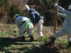 3人一組での作業の画像