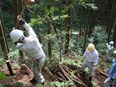 階段の杭木を打ち込む隊員の画像