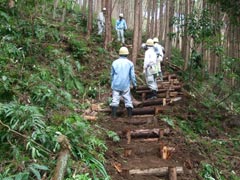 階段のルートを慎重に決める隊員たちの画像