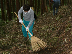 散策路の落ち葉を清掃する女性隊員の画像