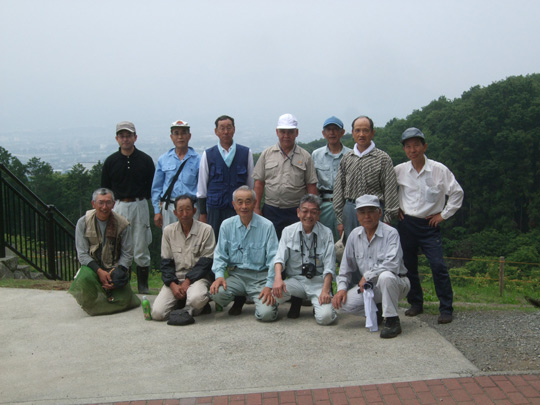 池の掘削、丸太橋の架け替えなど、作業が無事に終了し、集合写真に納まる隊員たちの画像