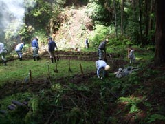 池の輪郭を決める作業の画像