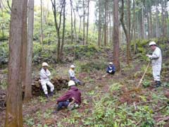 散策路整備チームの休息の画像