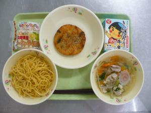 「給食配膳」